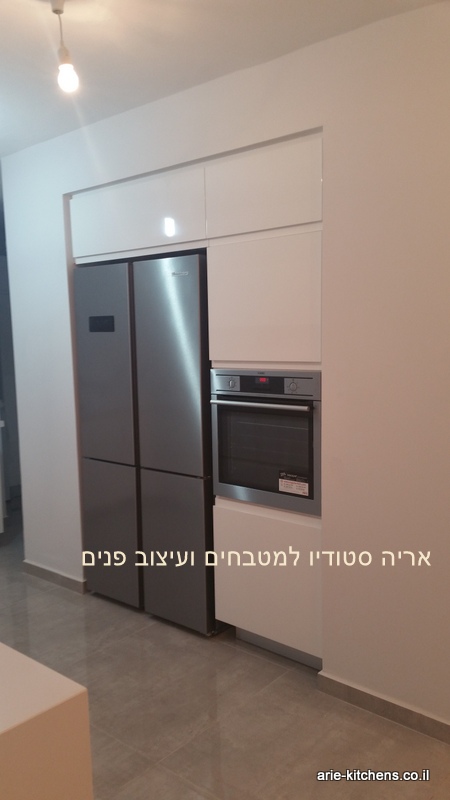 מטבח יוקרה - חזיתות גרניט פורצלן בשילוב פורניר אגוז אמריקאי